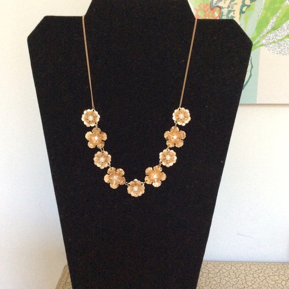 Flower Pearl & Crystal Gold Tone Necklace. - Picture 3 of 7